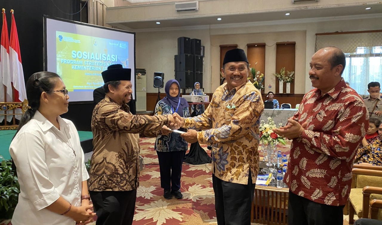 PROGRAM STRATEGIS: Anggota Komisi II DPR RI Sukamto menyerahkan sertifikat tanah kepada perwakilan kelompok masyarakat di Grha Sarina Vidi kemarin (20/2). Turut mendampingi Kakanwil BPN DIJ Suwito (kanan). (YOGI IP/RADAR JOGJA)