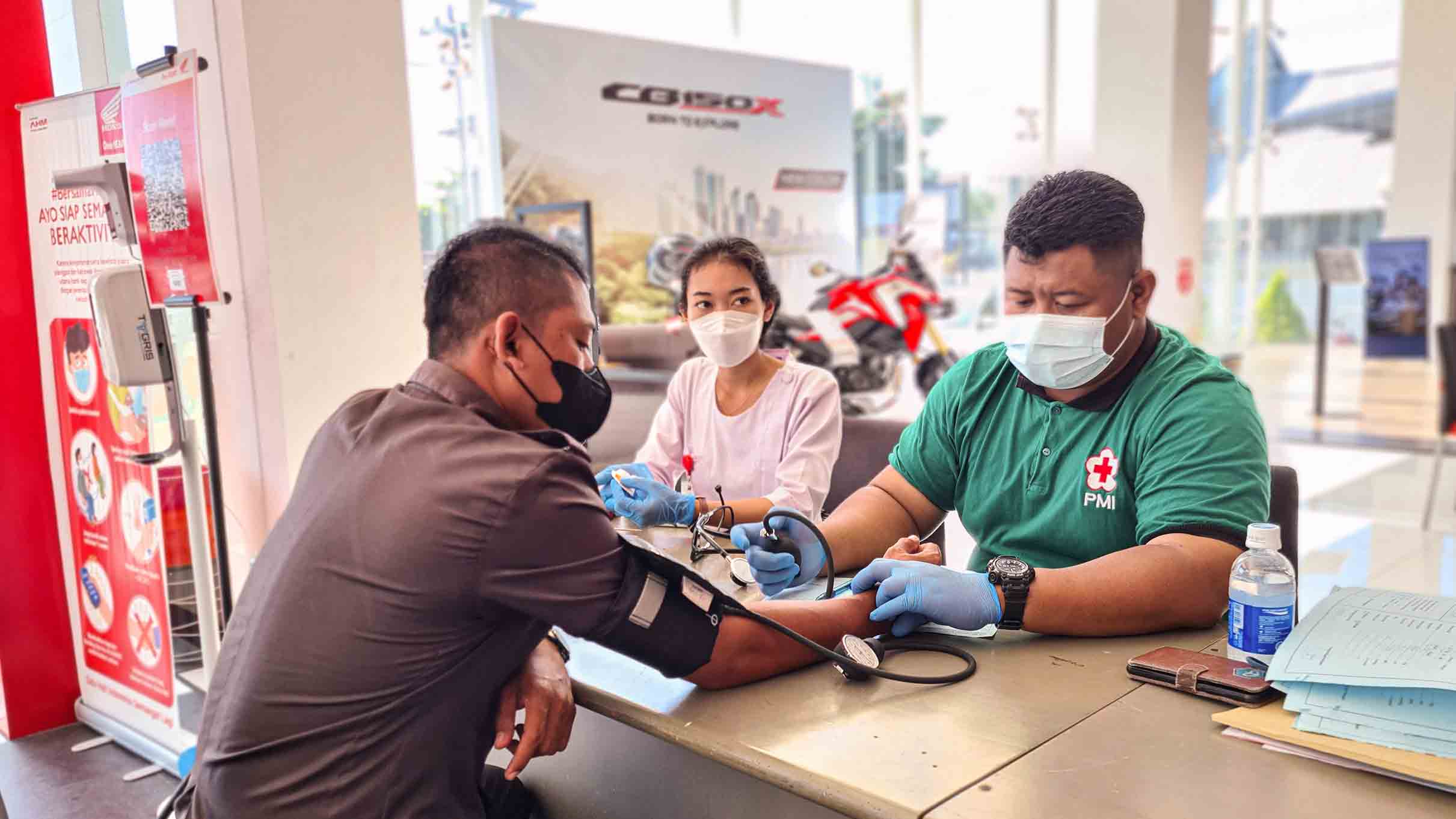HUT ASTRA: Sebagai wujud komitmen Sinergi Bagi Negeri, Astra Motor Yogyakarta selaku Main Dealer Honda Wilayah Jogjakarta, Kedu, dan Banyumas kembali menggalang aksi donor darah. Kegiatan ini dilakukan bersama karyawan dan konsumen. (HONDA FOR RADAR JOGJA