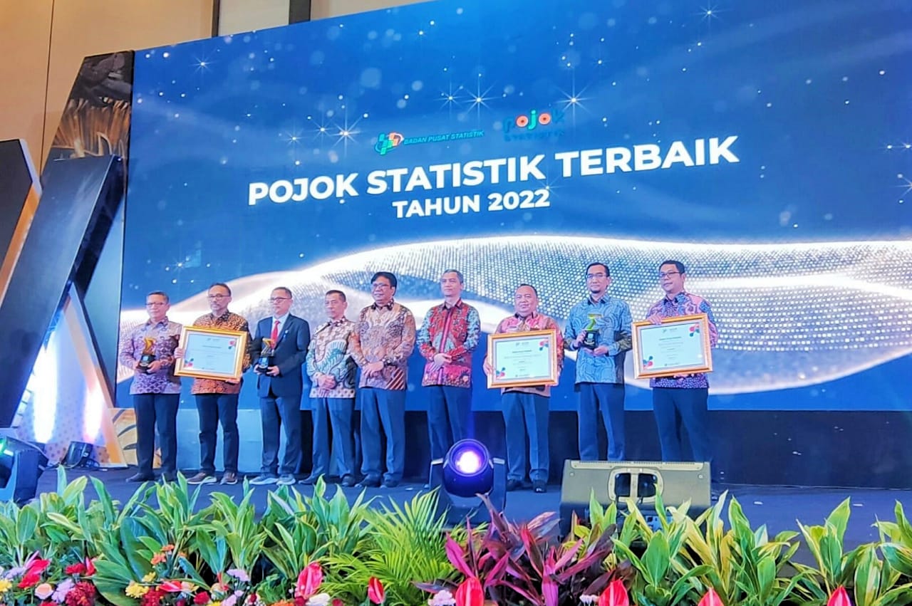 APRESIASI : Pemberian penghargaan pada inovasi Pojok Statistik UII, Senin (30/1). (UII for RADAR JOGJA)
