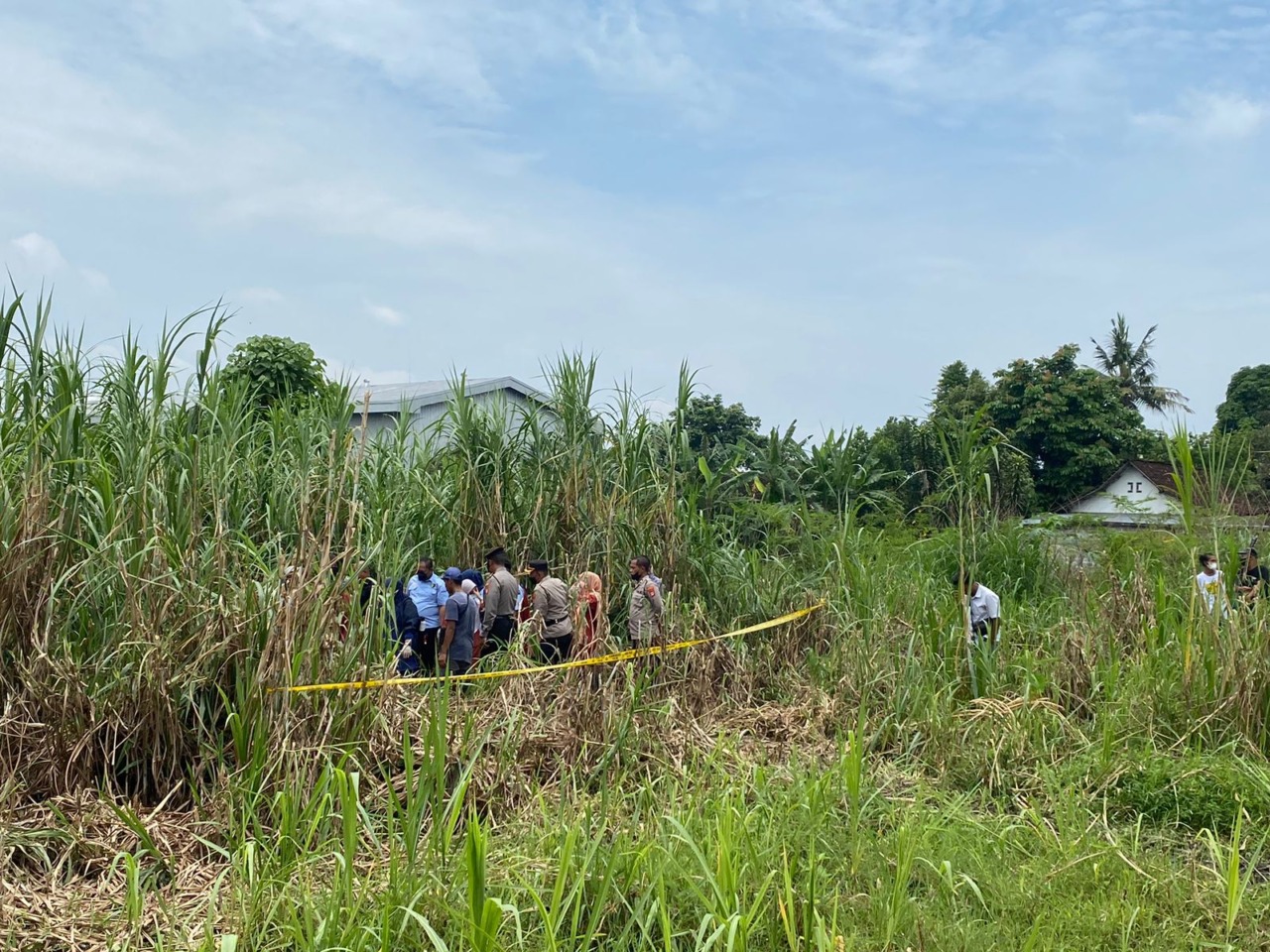 EVAKUASI : Proses evakuasi kerangka manusia oleh Polsek Godean, Rabu (8/2). (ISTIMEWA)