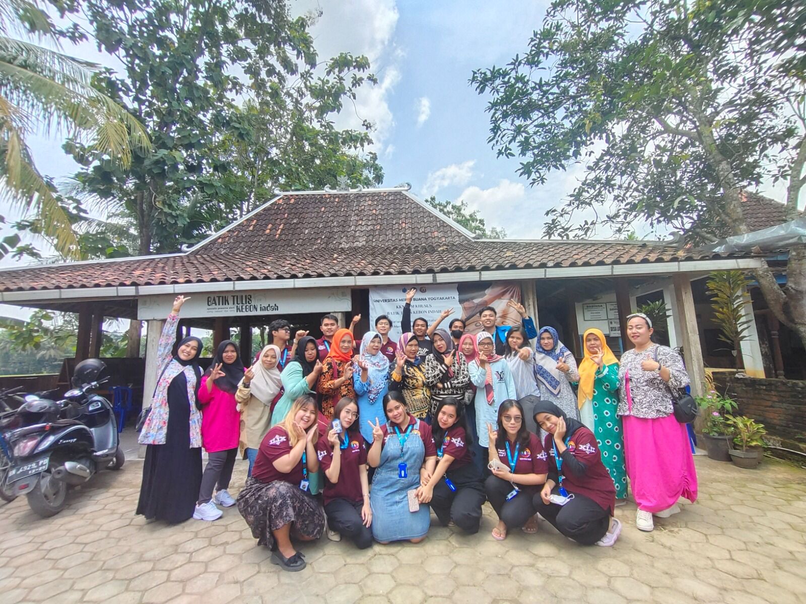 GUYUB : Tim Dinas Koperasi UKM Jateng bersama tim KKN UMBY.(ISTIMEWA)