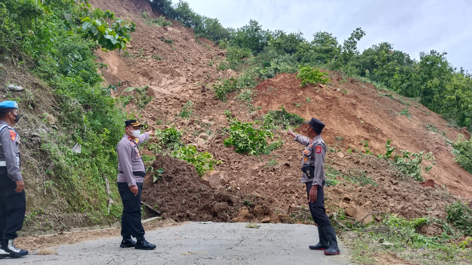 MENUNGGU PENANGANAN - Akses jalan penghubung Kalurahan Tegalrejo-Mertelu, Kapanewon Gedangsari, tepatnya di Padukuhan Tegalrejo putus total tertimbun longsor kemarin (16/2). (DOKUMENTASI LURAH TEGALREJO)