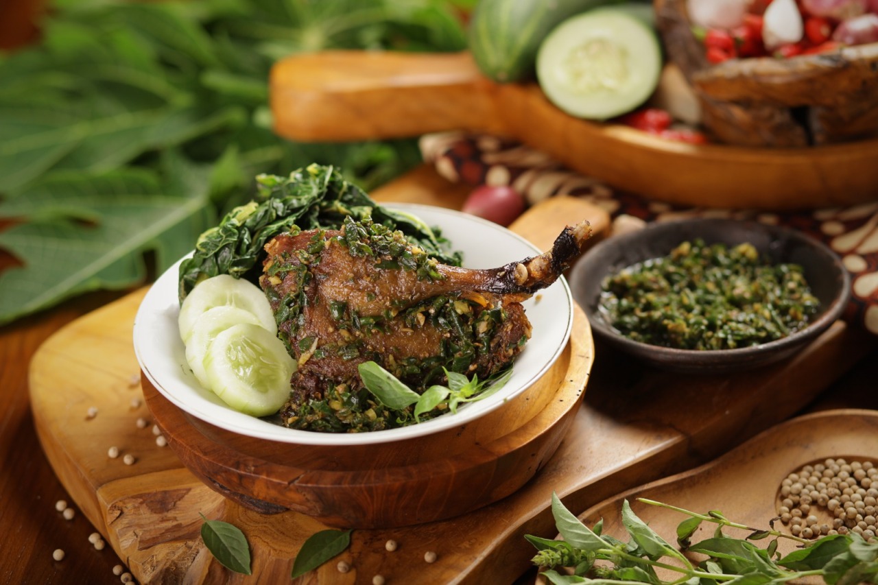 LEZAT : Menu bebek goreng sambel ijo di Bebek Goreng H. Slamet (BEBEK GORENG H. SLAMET BY WAROENG)