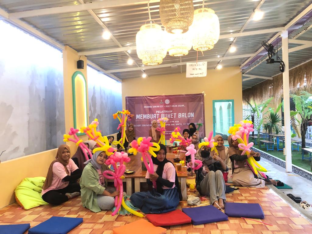 BEKAL : Srikandi Ganjar DIY menggelar pelatihan membuat buket balon untuk Milenial di Bantul, Minggu (26/2). (ISTIMEWA)