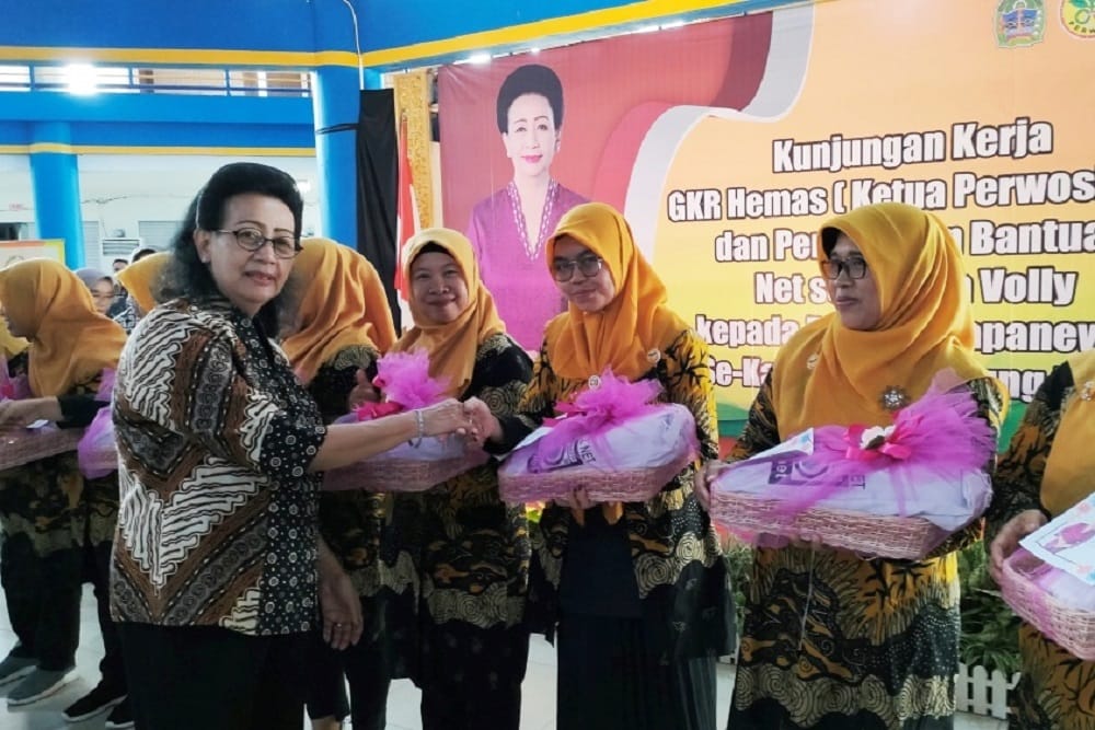 KUNJUNGAN : Ketua PERWOSI DIJ GKR Hemas saat melakukan kunjungan kerja ke PERWOSI Gunungkidul. (PERWOSI DIJ for RADAR JOGJA)