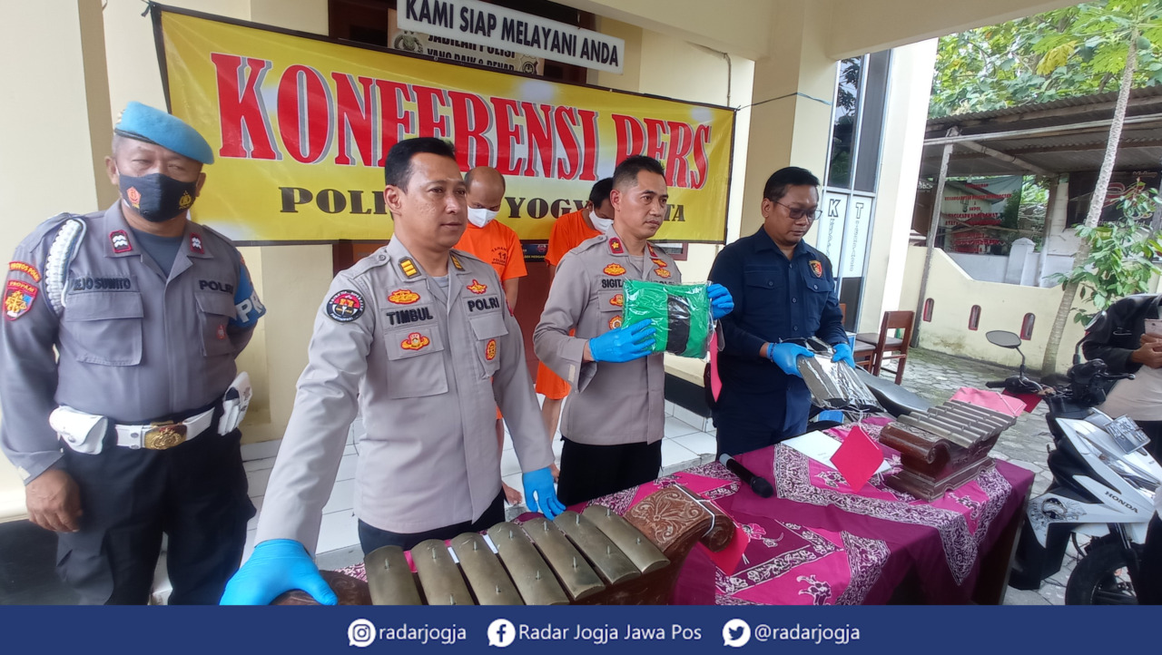 TERTANGKAP : Polsek Mantrijeron merilis kasus pencurian gamelan oleh tersangka Kadir dan Goweng, Kamis (2/2). (DWI AGUS/RADAR JOGJA)