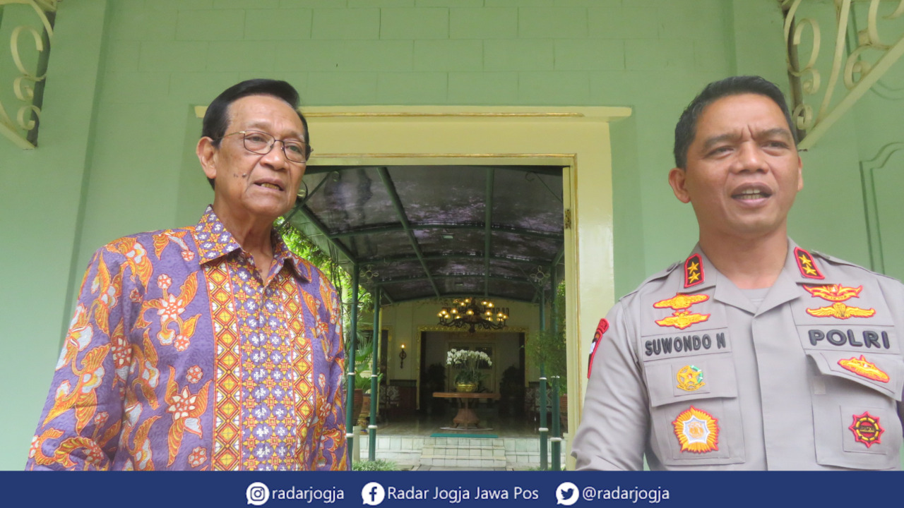 DISKUSI : Kapolda DIJ Irjen Pol Suwondo Nainggolan usai bertemu Gubernur DIJ Hamengku Buwono X di Kompleks Kepatihan Pemprov DIJ, Kamis (2/2). (DWI AGUS/RADAR JOGJA)