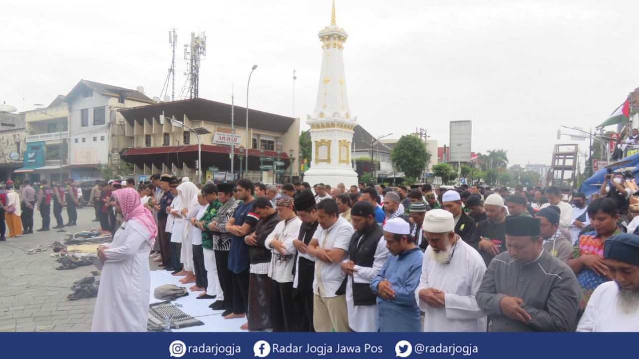 IBADAH : Peserta Aksi Bela Al - Quran menggelar salat Ashar usai menyampaikan tuntutan di Simpangempat Tugu Pal Putih, Jumat (3/2). (DWI AGUS/RADAR JOGJA)