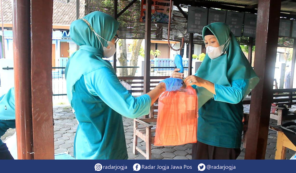 UKUR : Penimbangan di Bank Sampah Delima RW 05 Mangkuyudan, Kelurahan Mantrijeron, Jumat (3/2). (ANNISSA KARIN/RADAR JOGJA)