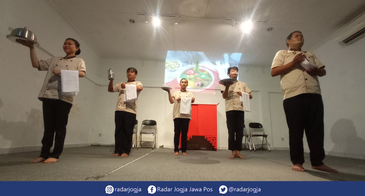 SEJARAH : Teater Dokumenter sedang berlatih pementasan berjudul Lidah Pem(ng)ikat Bangsa di Galeri PKBY DIJ, Jumat malam (3/2). (DWI AGUS/RADAR JOGJA)