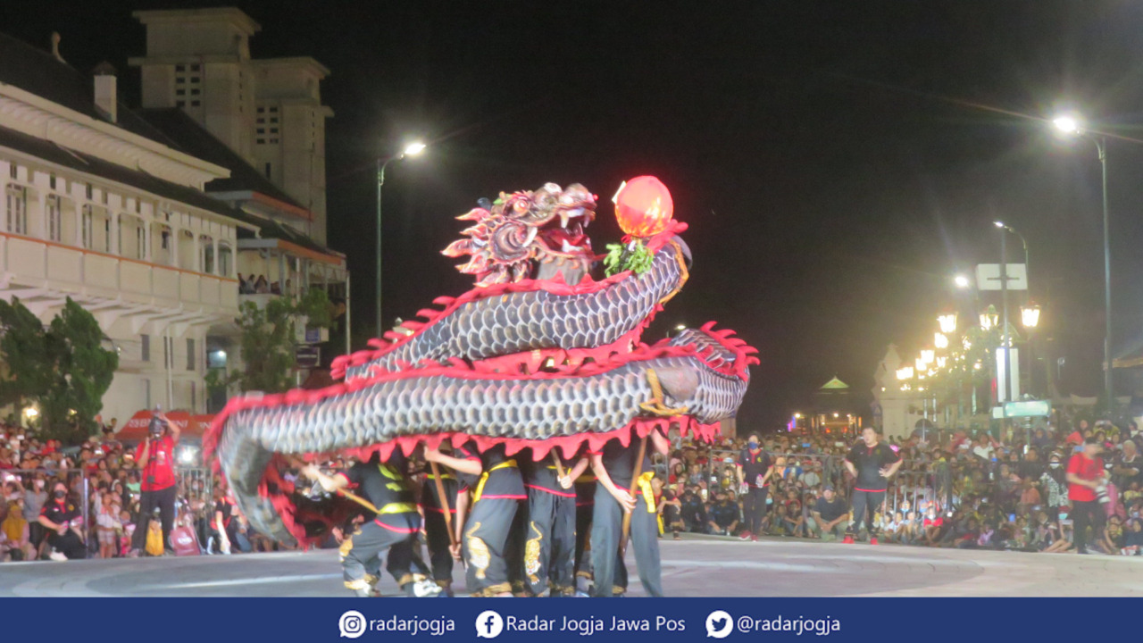 APIK : Puncak PBTY XVIII 2023 ditutup dengan Malioboro Imlek Carnival di kawasan Malioboro, Sabtu malam (4/2). (DWI AGUS/RADAR JOGJA)
