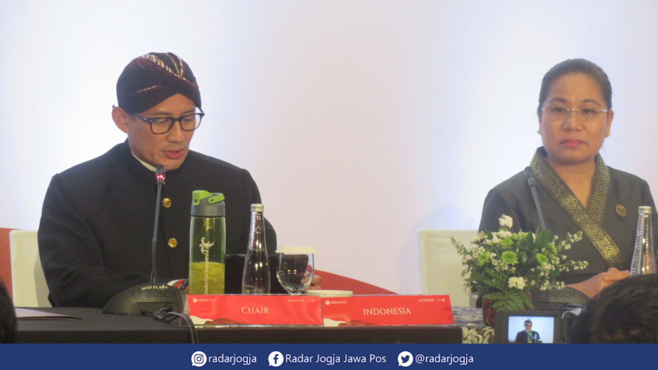 ASEAN : Menparekraf Sandiaga Salahuddin Uno saat memimpin forum ASEAN Tourism Forum 2023 di Hotel Marriott Jogjakarta, Minggu (5/2). (DWI AGUS/RADAR JOGJA)