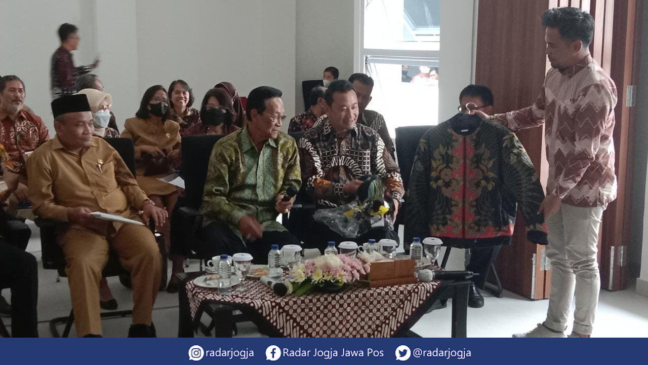 KUNJUNGAN : Gubernur DIJ Hamengku Buwono X saat meninjau PDIN di Terban Gondokusuman, Senin (6/2). (ANNISSA KARIN/RADAR JOGJA)