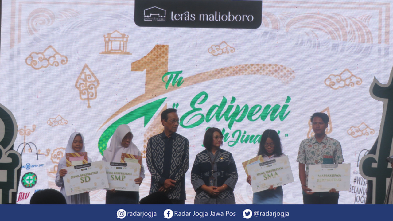 MASA DEPAN : Gubernur DIJ Hamengku Buwono X memberikan beasiswa pendidikan kepada anak-anak pedagang Teras Malioboro, Selasa (7/2). (DWI AGUS/RADAR JOGJA)