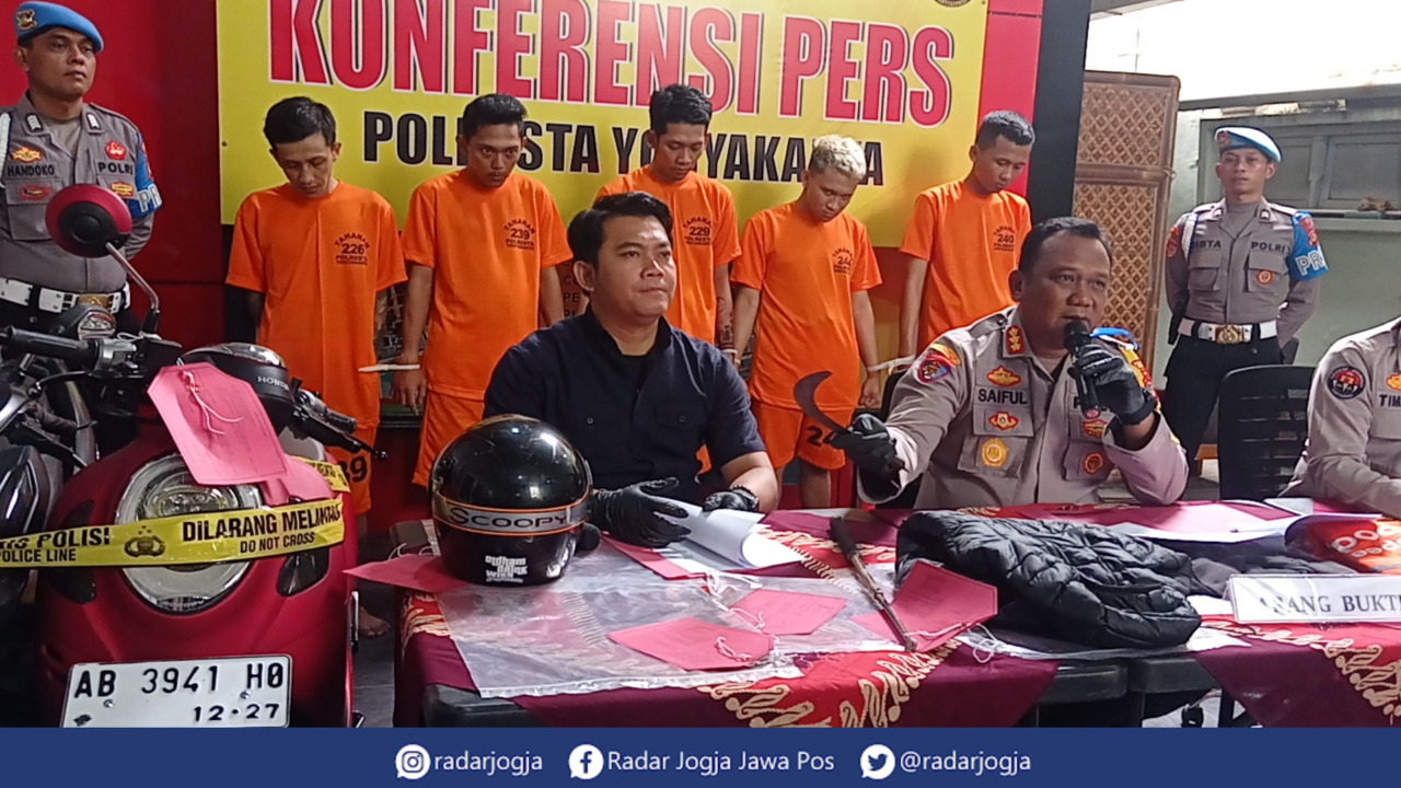 TERTANGKAP : Polresta Jogja menghadirkan lima tersangka penganiayaan di Titik Nol Kilometer dalam rilis kasus di Mapolresta Jogja, Jumat (10/2). (DWI AGUS/RADAR JOGJA)