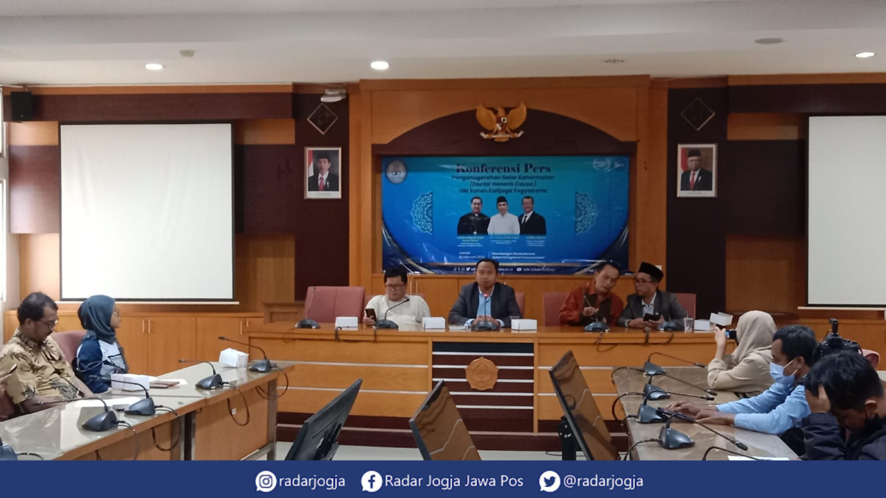PERSIAPAN : Jumpa pers di UIN Sunan Kalijaga mengenai pemberian Gelar Doctor Honoris Causa pada Tiga Tokoh Perwakilan Agama, Jumat (10/2). (ANNISSA KARIN/RADAR JOGJA)