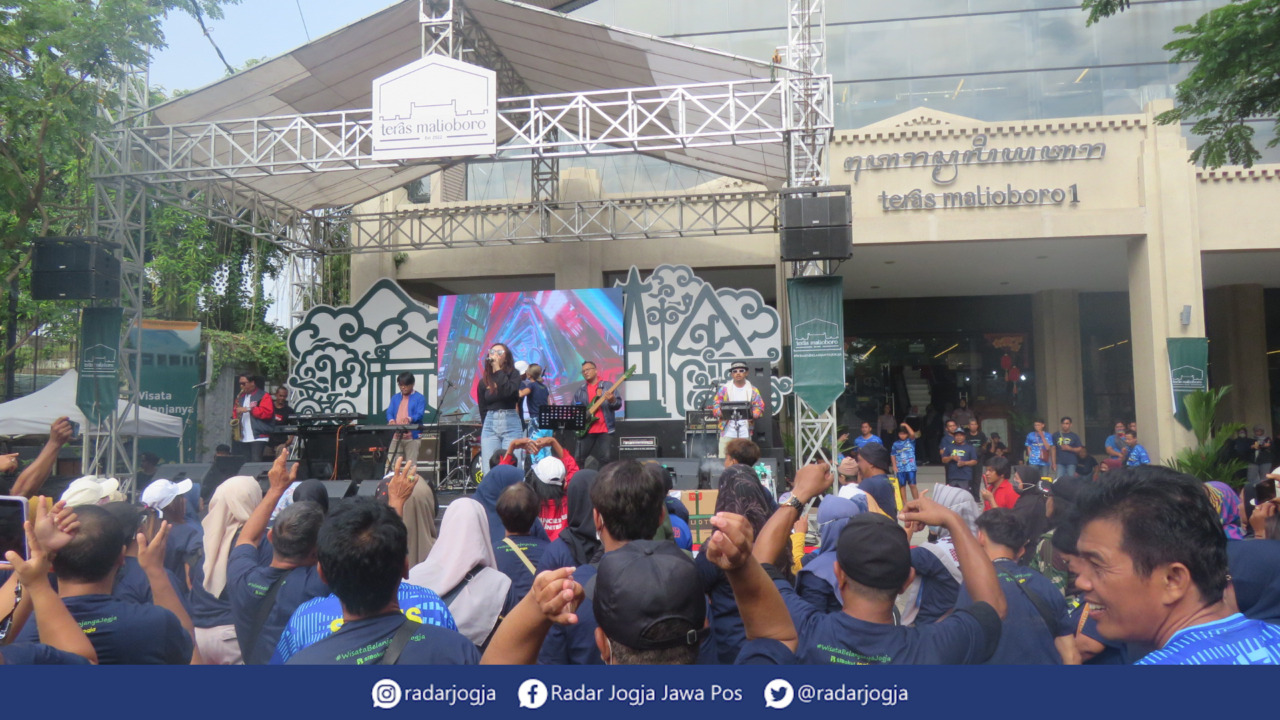 MERIAH : Para pedagang Teras Malioboro 1 merayakan 1 tahun perpindahan pedagang dari pedestrian Malioboro ke Teras Malioboro 1, Jumat (10/2). (DWI AGUS/RADAR JOGJA)