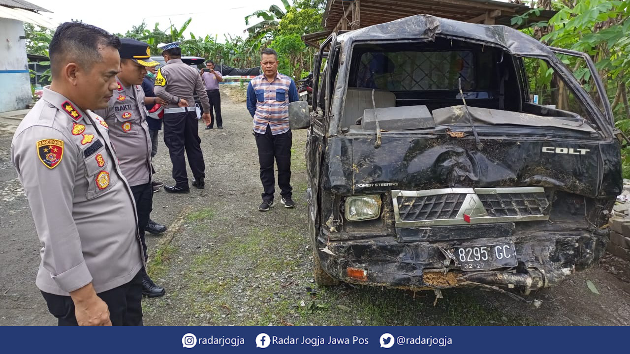 RINGSEK : Kapolres Kebumen AKBP Burhanuddin melihat kondisi mobil bak terbuka usai terlibat kecelakaan maut di tanjakan curam, Desa Jintung, Kecamatan Ayah. (M. HAFIED/RADAR JOGJA)