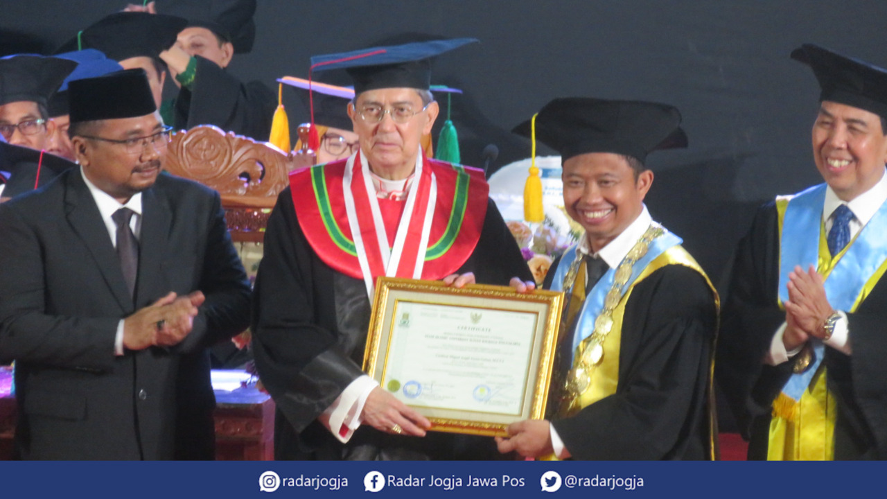 ANUGERAH : Rektor UIN Sunan Kalijaga Al Makin menganugerahkan Doctor Hanoris Causa kepada Kardinal Miguel Angel Ayuso Guixot, Senin (13/2). (DWI AGUS/RADAR JOGJA)