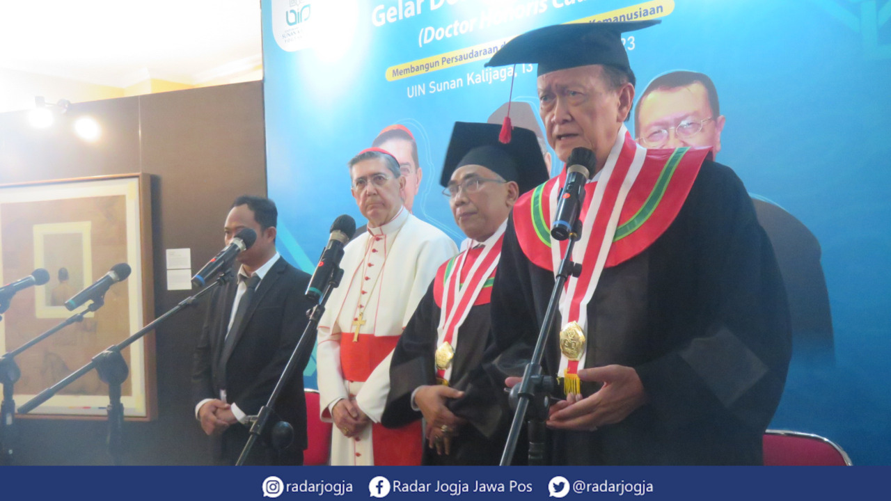 SELAMAT : Ketiga pemimpin dunia perwakilan dari PP Muhammadiyah, Nahdlatul Ulama dan Vatikan usai menerima gealr Doctor Honoris Causa dari UIN Sunan Kalijaga, Senin (13/2). (DWI AGUS/RADAR JOGJA)