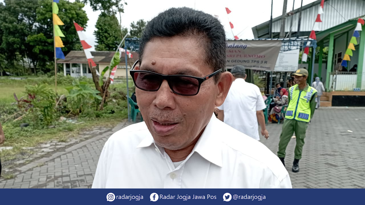 SOSOK : Lurah Sinduadi Senen Haryanto ditemui di TPS3R Jombor Kidul, Rabu (15/2). (ANNISSA KARIN/RADAR JOGJA)