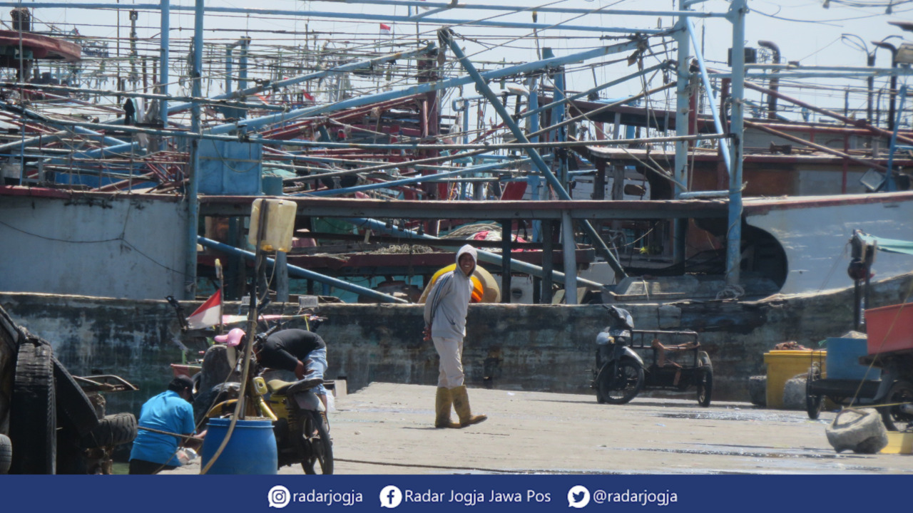 BERLABUH : Aktivitas nelayan di Pelabuhan Samudera Belawan Sumatera Utara, Rabu sore (15/2). (DWI AGUS/RADAR JOGJA)