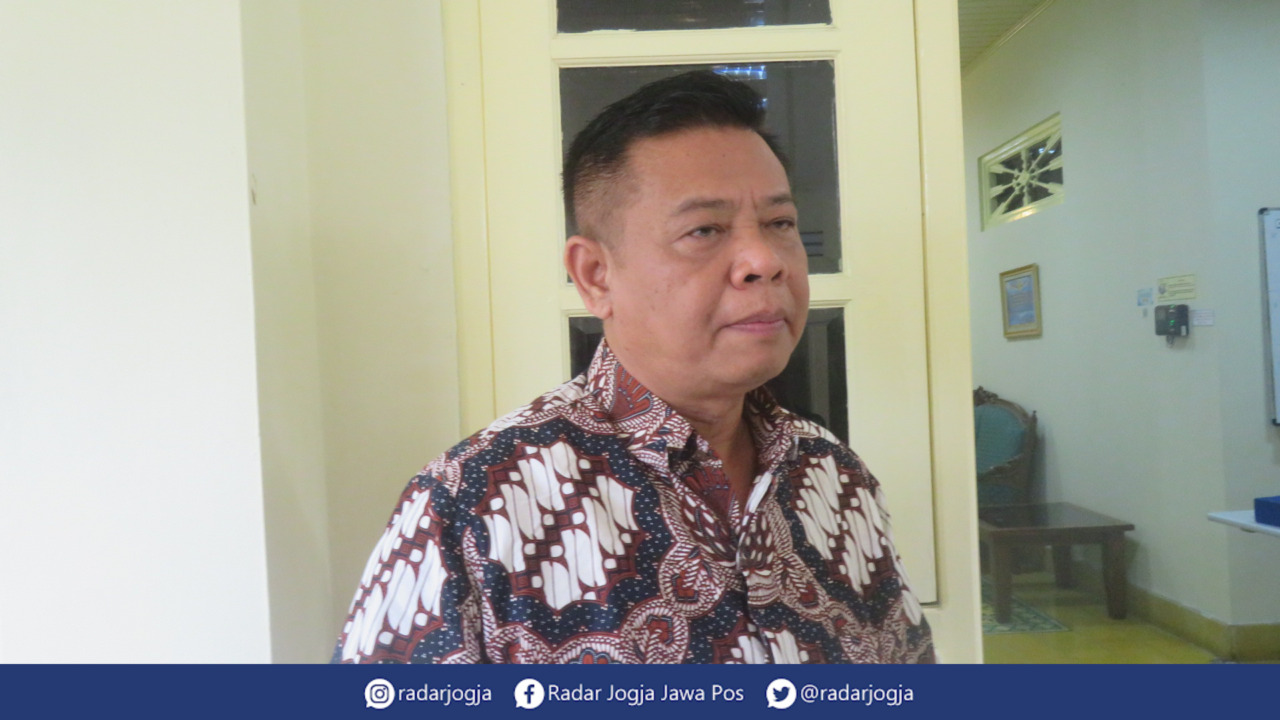 SOSOK : Sekprov Pemprov DIJ Kadarmanta Baskara Aji ditemui di Kompleks Kepatihan Pemprov DIJ, Senin (20/2). (DWI AGUS/RADAR JOGJA)