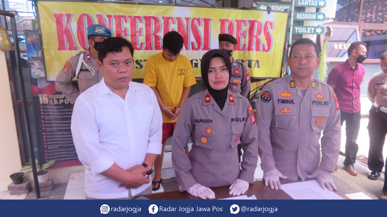 LESU : Tersangka lowongan fiktif Kantor OJK, Yendi Budi Prakoso (belakang) tertunduk lesu saat rilis kasus di Mapolsek Mantrijeron, Selasa (21/2). (DWI AGUS/RADAR JOGJA)