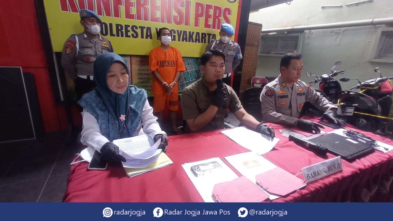 UNGKAP : Kasatreskrim Polresta Jogja AKP Archye Nevada memimpin rilis kasus jasa tembak aplikasi Peduli Lindungi di Polresta Jogja, BABU (22/2). (DWI AGUS/RADAR JOGJA)