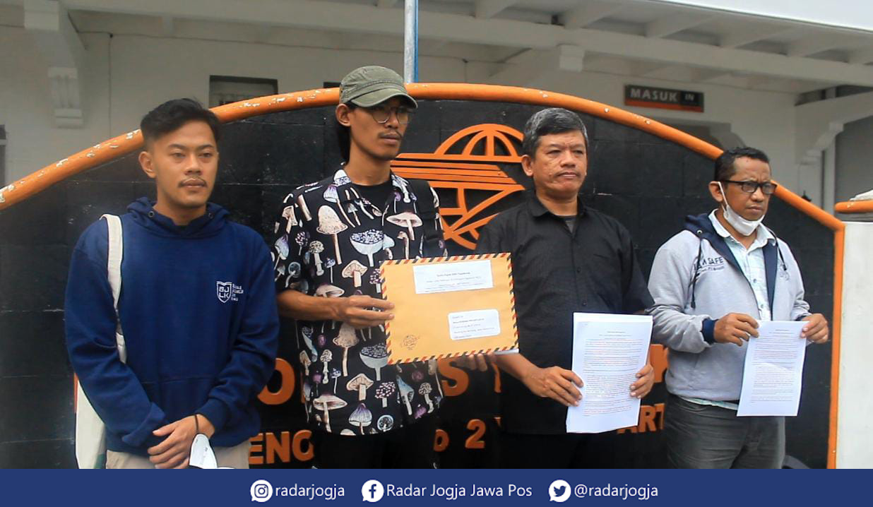 LAPOR MEGA : Koalisi Pegiat HAM Jogjakarta melayangkan laporan ke Komnas Perempuan di Kantor Pos Besar Jogjakarta, Rabu (22/2). (ANNISSA KARIN/RADAR JOGJA)