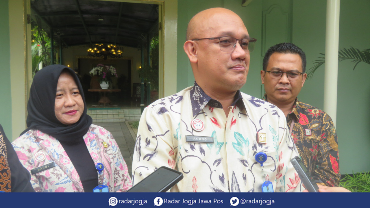 SILATURAHMI : Kepala Kanwil Kemenkumham DIJ Agung Rektono Seto usai bertemu Gubernur DIJ Hamengku Buwono X di Kompleks Kepatihan Pemprov DIJ, Kamis (23/2). (DWI AGUS/RADAR JOGJA)