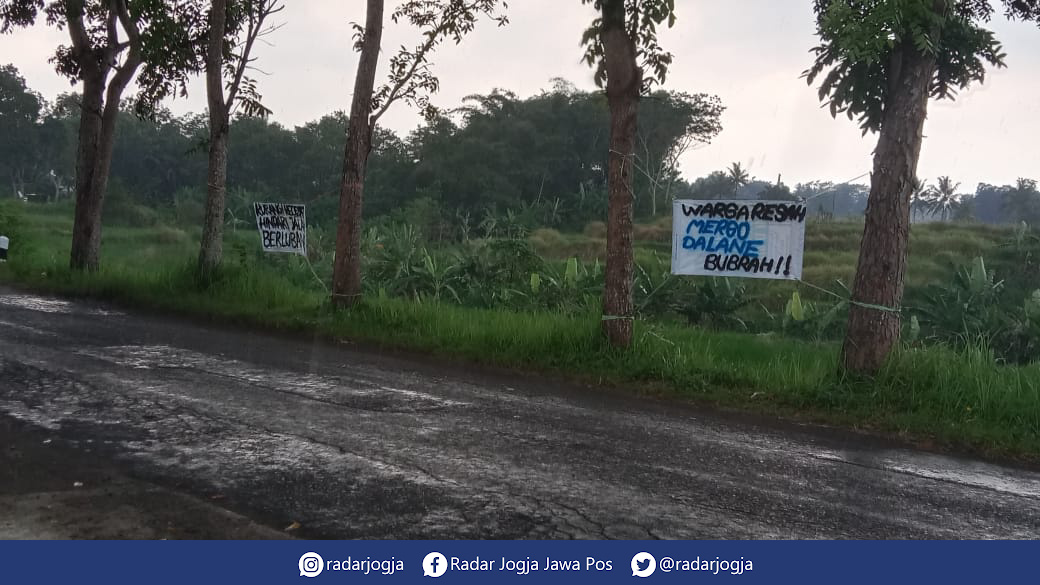 JEGLONGAN : Beberapa spanduk dipasang di sepanjang Jalan Tempel-Moyudan yang rusak, Kamis (23/2) lantaran tak segera diperbaiki. (ANNISSA KARIN/RADAR JOGJA)
