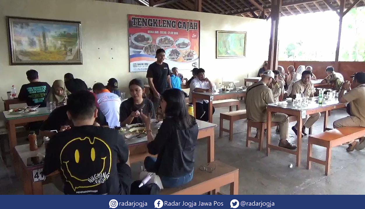 RAMAI : Para penikmat kuliber sedang menikmayi menu-menu paling laris di kedai Tengkleng Gajah, Jumat (24/2). (ANNISSA KARIN/RADAR JOGJA)