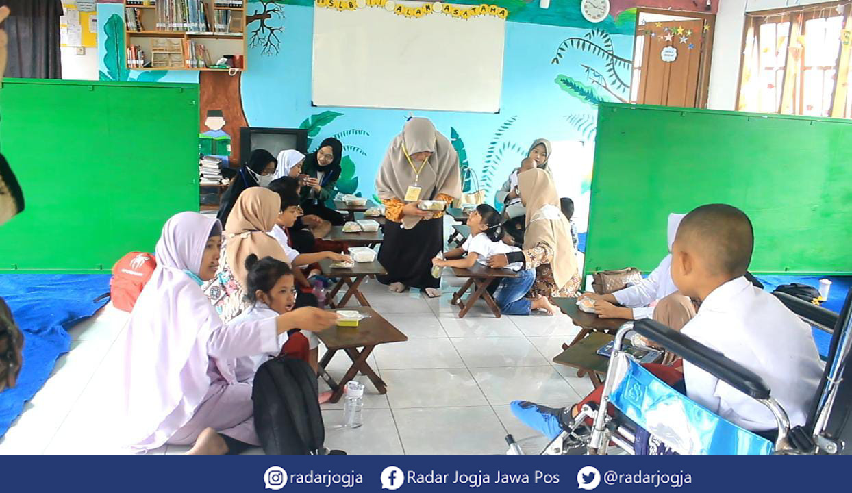 BELAJAR : Ihsan Marvel Khoirullah dan adiknya tengah menerima visitasi dari Disdikpora DIJ di SLB IT, Jumat (24/2). (ANNISSA KARIN/RADAR JOGJA)