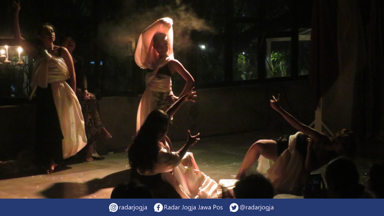 KOLABORASI : Drape and Wrap, karya kelima seniman di Ada Sarang, Minggu malam (26/2). (DWI AGUS/RADAR JOGJA)