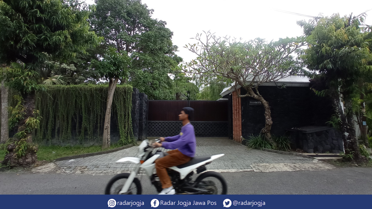 SEPI : Warga melintasi kediaman Pejabat Eseleon II Ditjen Pajak Rafael Alun Trisambodo, Senin sore (27/2). (DWI AGUS/RADAR JOGJA)