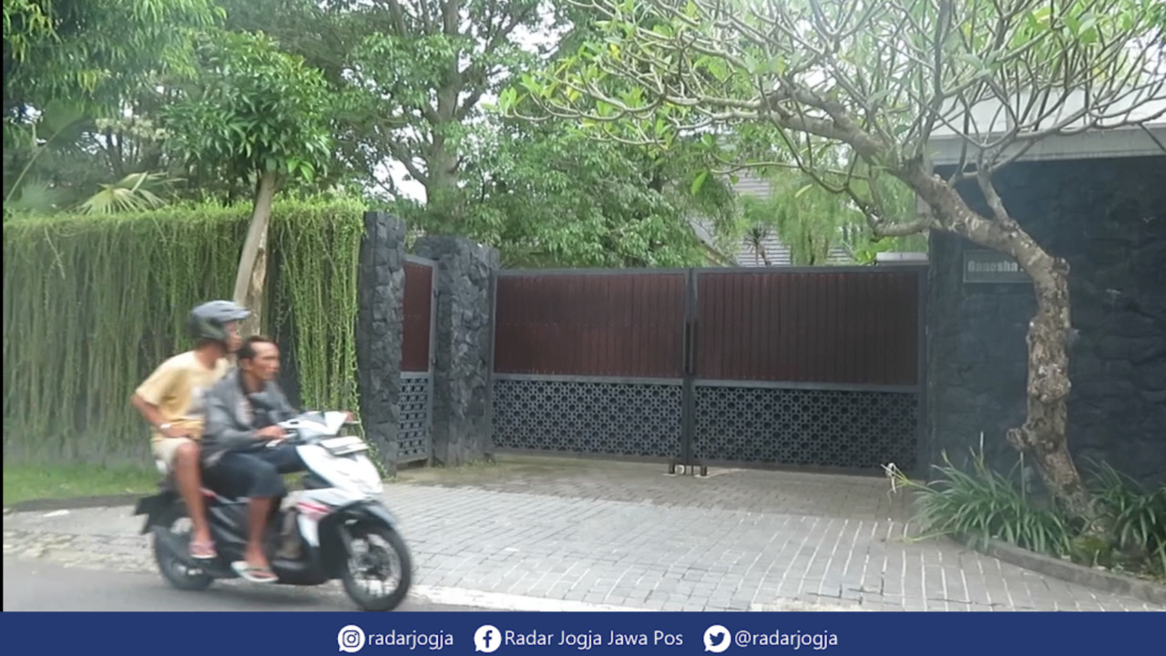 SEPI : Warga melintasi kediaman Pejabat Eseleon II Ditjen Pajak Rafael Alun Trisambodo, Senin sore (27/2). (DWI AGUS/RADAR JOGJA)