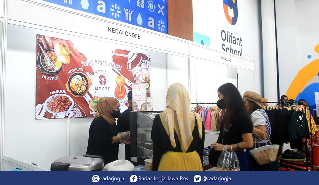 MERIAH : Tenant milik orang tua murid Olifant School pada gelaran bazar Olifant Culture Festival, Selasa (28/2). (ANNISSA KARIN/RADAR JOGJA)