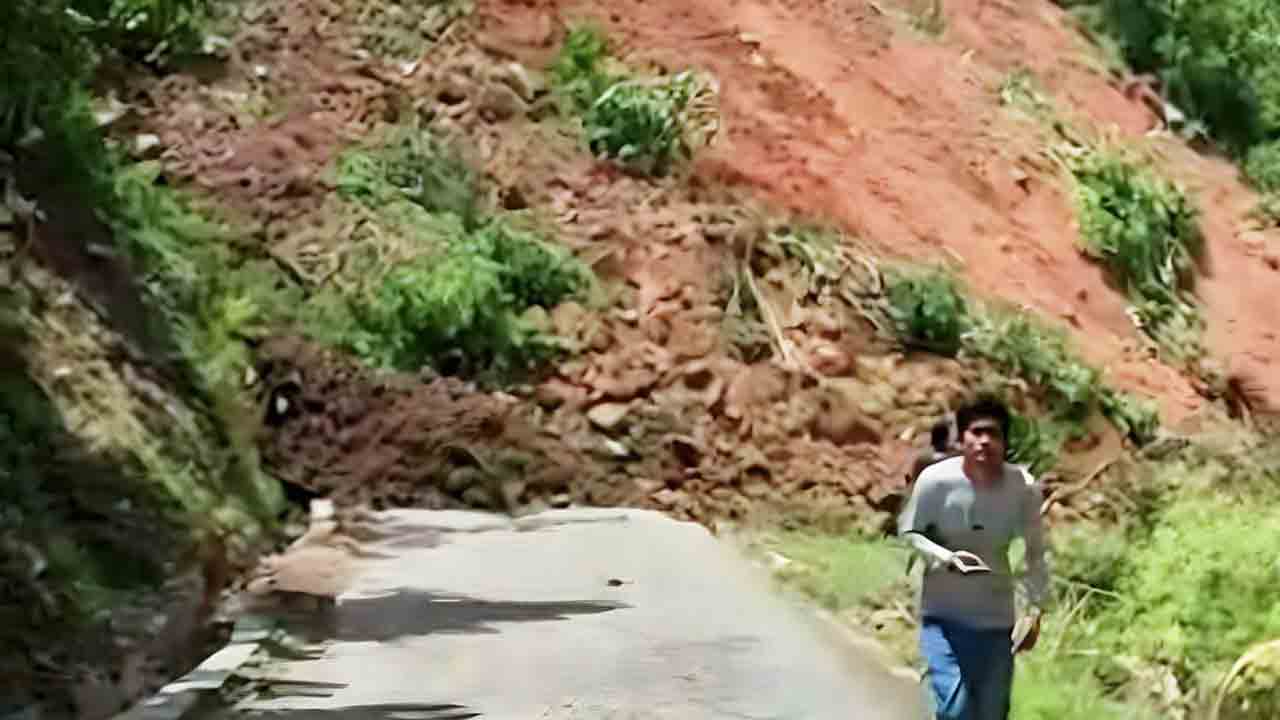ILUSTRASI: Akses jalan penghubung Kalurahan Tegalrejo-Mertelu, Kapanewon Gedangsari, tepatnya di Padukuhan Tegalrejo putus total tertimbun longsor beberapa waktu lalu. (FOTO KIRIMAN WARGA)