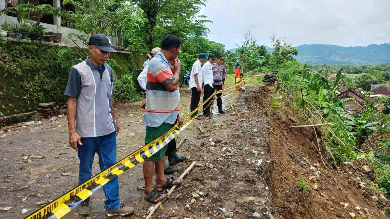 SEGERA DIPERBAIKI: Pejabat di lingkungan Pemkab Gunungkidul mendatangi lokasi longsor wilayah perbatasan dengan Kabupaten Klaten, tepatnya Padukuhan Nglengkong, RT 29/06, Kalurahan Serut, Kapanewon Gedangsari. (BPBD FOR RADAR JOGJA)