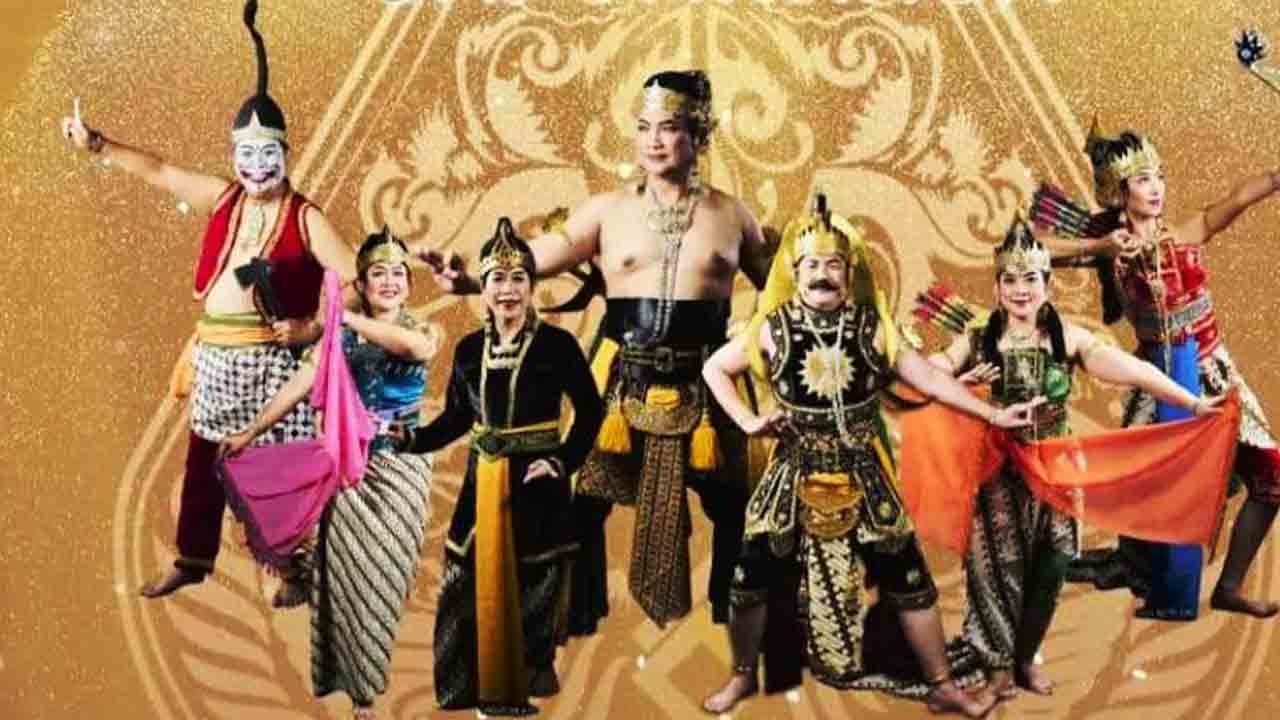DIES NATALIS FK-KMK UGM: FK-KMK UGM mengangkat budaya jawa yaitu persembahan wayang orang dalam lakon mBangun Pertapan Saptohargo yang diusung dalam kegiatan temu alumni. (FK-KMK UGM FOR RADAR JOGJA)