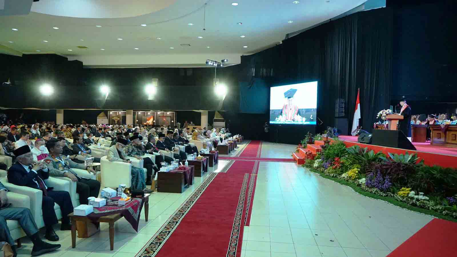 KEBERAGAMAN: Kardinal Miguel, Gus Yahya, dan Sudibyo Markus terima gelar HC dari UIN Sunan Kalojaga. (PDIP FOR RADAR JOGJA)