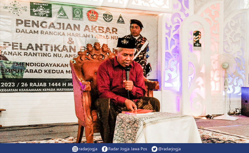 ISI ACARA: Ketua Tanfidziyah Pengurus Wilayah Nahdlatul Ulama Jawa Timur Dr Marzuki Mustamar sebagai pengisi acara di Masjid Al Mubarok, Wanujoyo Lor, Srimartani, Piyungan, kemarin (17/2). (Rygen K Yudha/Radar Jogja)