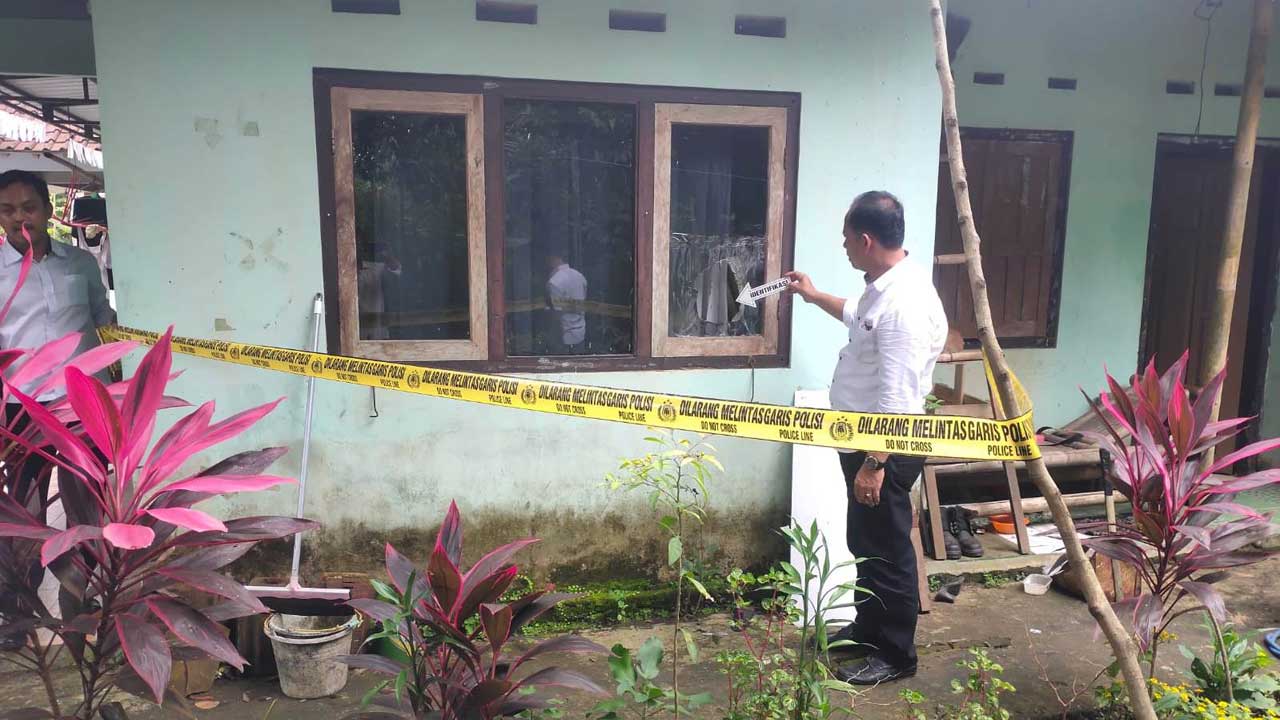 OLAH TKP: Anggota Reskrim Polsek Nanggulan saat melakukan olah tempat kejadian perkara (TKP) kasus pembakaran rumah nasabah di Nanggulan kemarin (3/2).(DOKPOL KP)
