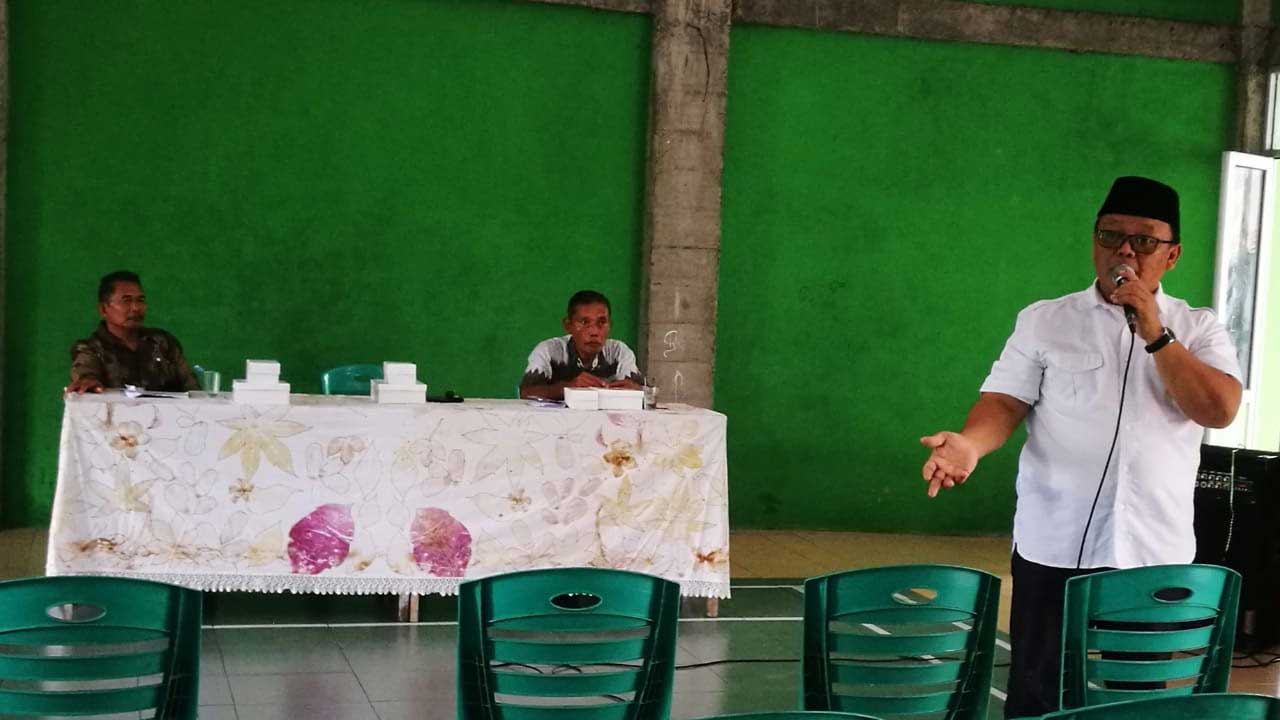 IKUT BERIKAN SOSIALISASI: Aryunadi turut memberikan pengarahan perihal program padat karya di RT 02 Pedukuhan Saman Jumat (10/2).(ZAKKI MUBAROK/RADAR JOGJA)