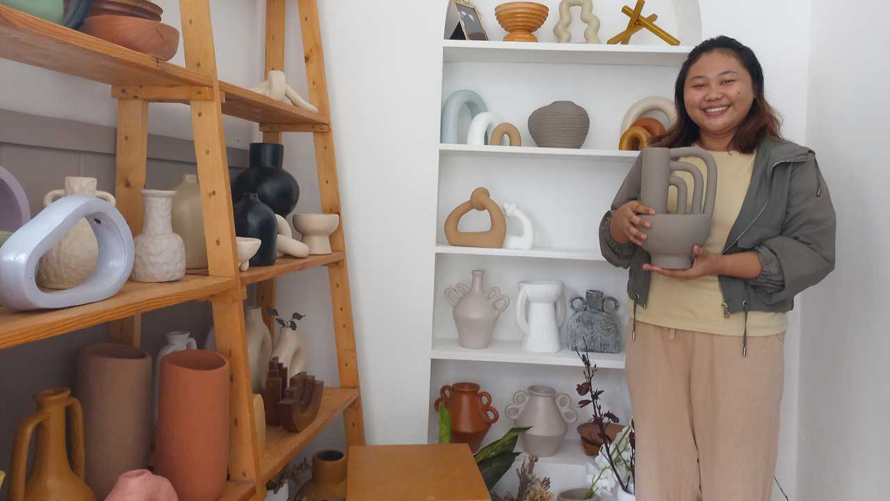 ESTETIK: Novikasari menunjukkan beragam jenis home decor usahanya di rtshop galery miliknya  (1/2).(MEITIKA CANDRA LANTIVA/RADAR JOGJA )