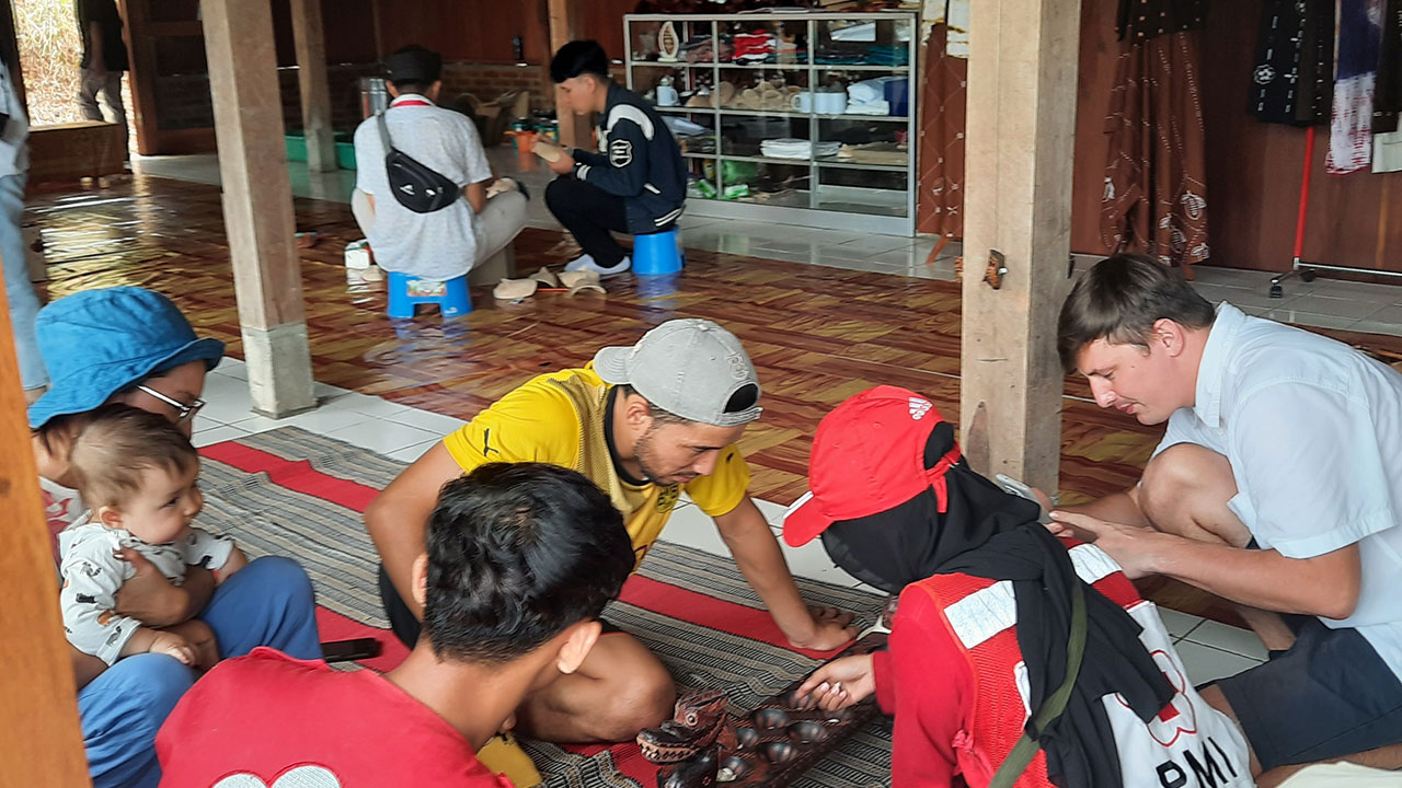 BERWISATA – Nampak para buyer pelaku wisata mancanegara menjajal permainan tradisional di kawasan Gunung Api Purba Nglanggeran kemarin (6/2).(ISTIMEWA)