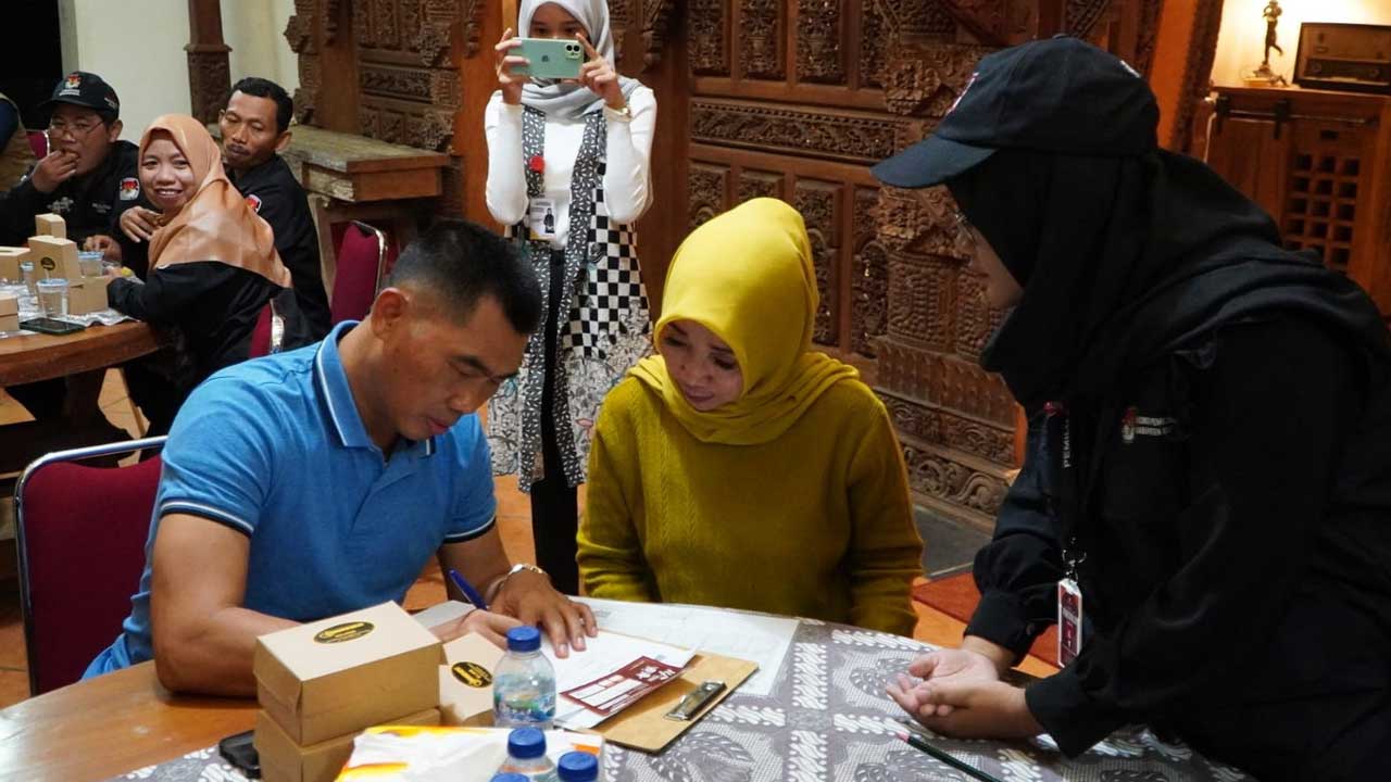ANTUSIAS - Bupati Gunungkidul, Sunaryanta beserta istri saat menerima Petugas Pemutakhiran Data Pemilih (Pantarlih) dalam rangka coklit pada Minggu (12/2) malam.