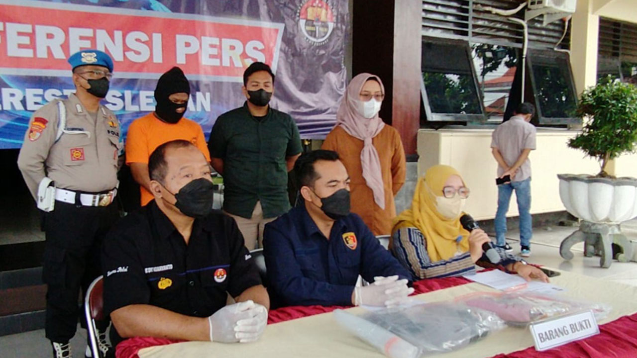 DIRINGKUS: Pelaku pencabulan anak tiri, HS dihadirkan dalam rilis di Mapolresta Sleman (16/2).(MEITIKA CANDRA LANTIVA/RADAR JOGJA)