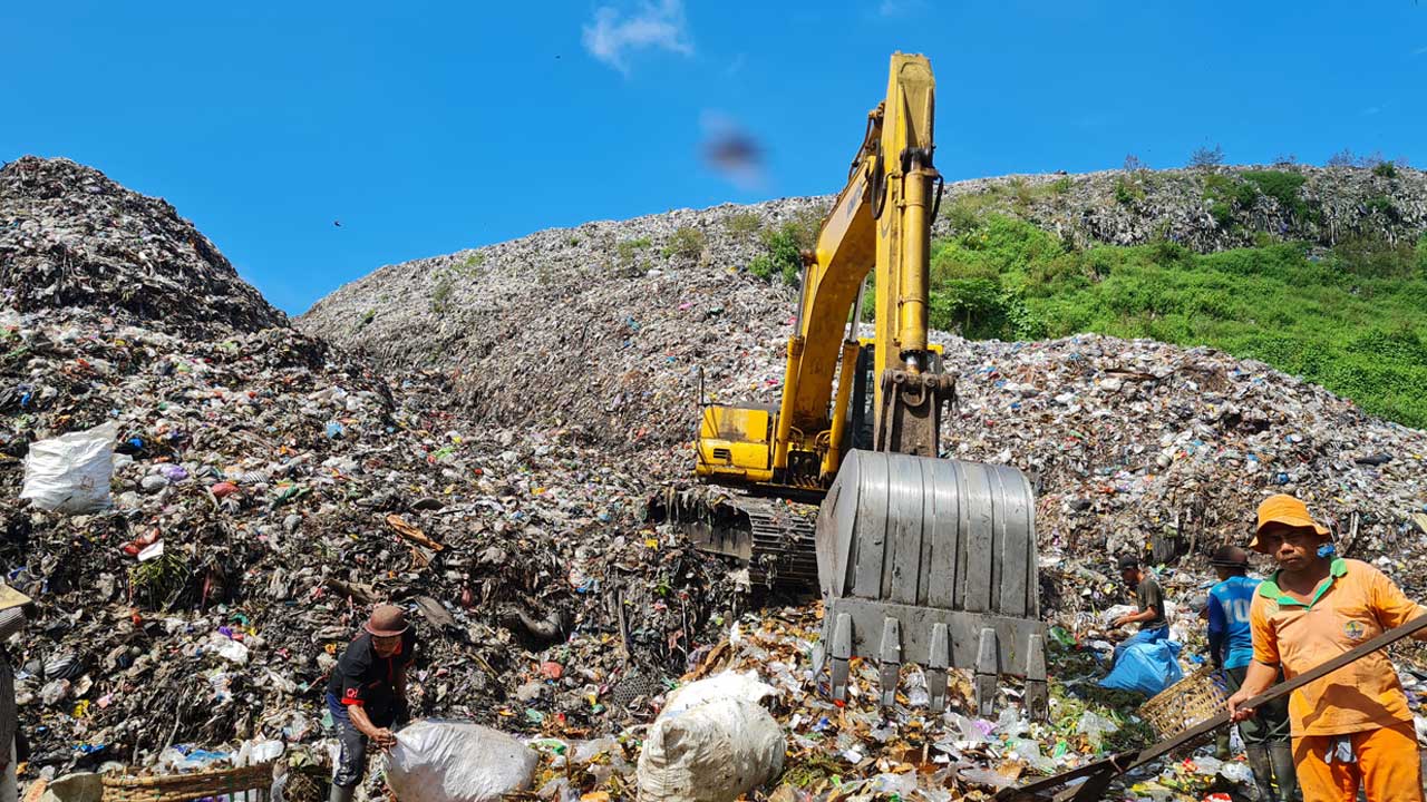 MENUMPUK: Sampah yang ada di TPA Pasuruhan, Kecamatan Mertoyudan semakin menggunung. Karena setiap harinya, rata-rata ada 115 ton per hari sampah yang masuk ke sana.(Naila Nihayah/Radar Jogja)